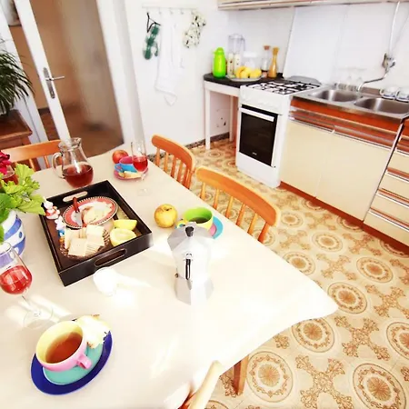 Amazing Balcony View, 3 Apt On The Beach Komiza