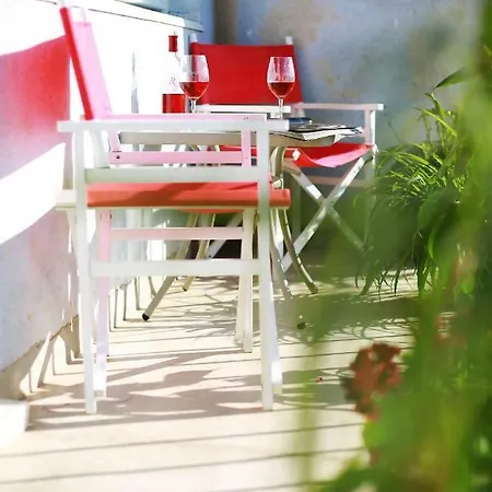 Amazing Balcony View, 3 Apt On The Beach Apartment